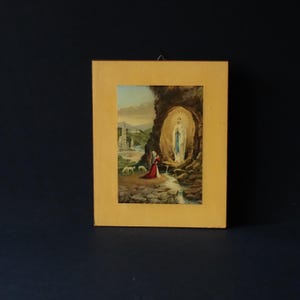 ヴィンテージのルルドの聖母の象嵌細工の木製絵画 | 木製に象嵌細工とシルクスクリーンを施した宗教的な壁アイコン