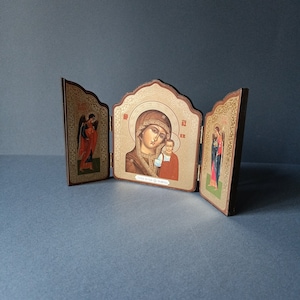 Tabletop aedicule triptych with icon of Our Lady of Kazan Tenderness in Orthodox style on wood