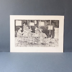 Pode incluir: Uma gravura em preto e branco intitulada "In press" apresentando um grupo de figuras com cabeças de animais sentadas a uma mesa longa em uma sala com piso de azulejos. As figuras leem e escrevem, com vários vasos sanitários na sala.