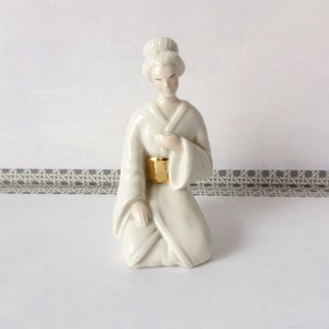 Japanese polychrome Capodimonte figurine depicting a woman in kimono, with pure gold and decorated by hand.