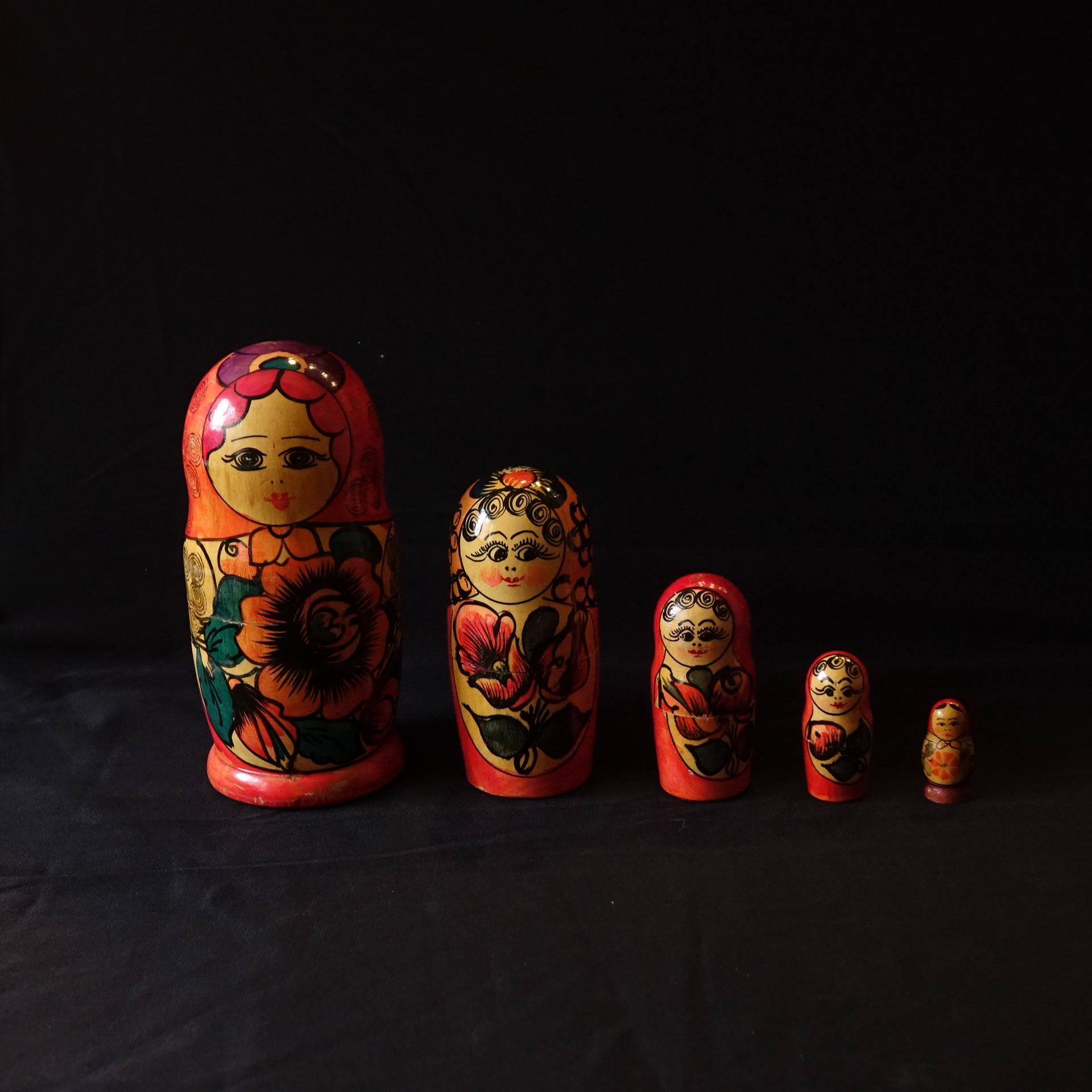 Russische Nestpoppen Matroshka - Handgeschilderde Houten Set Van 5 Poppen, Wit-Russische Volksjurk Met Bloemen, 9 Cm Tot 2,2 Cm