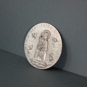 Medallón antiguo de la Virgen de Lattani, bañado en plata, sagrado y devocional, procedente de Campania. Objeto de arte religioso de colección.