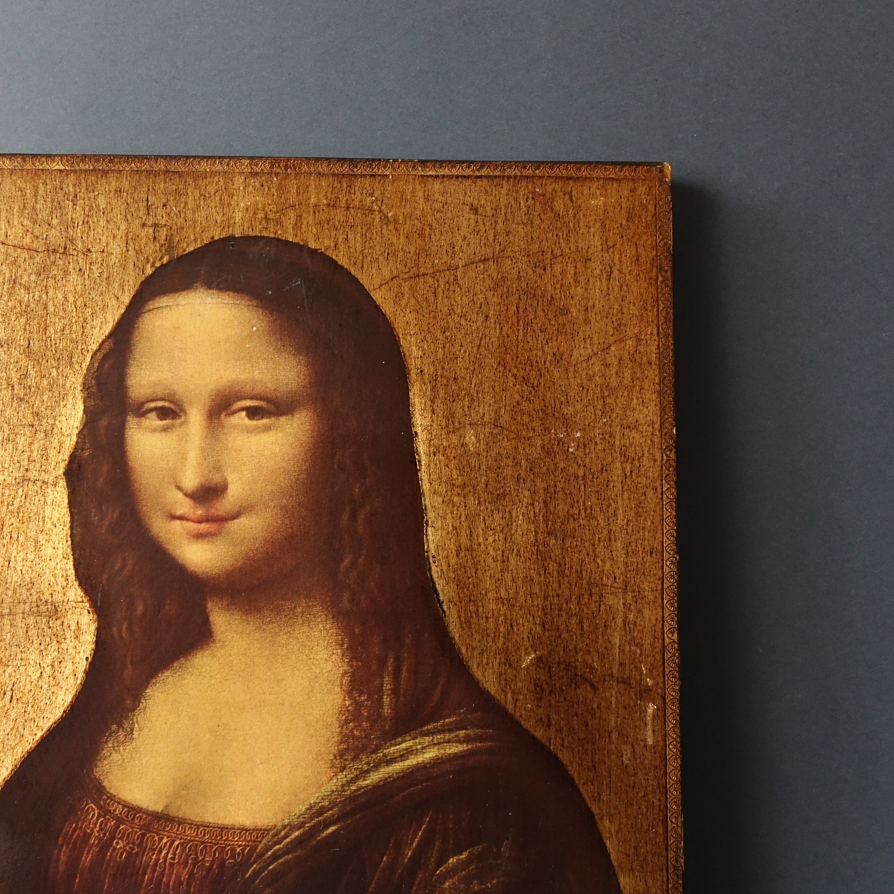 木と金箔のパネルに描かれたレオナルド・ダ・ヴィンチの「モナ・リザ