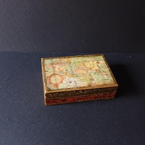 Vintage Florentiner Schmuckschatulle aus Holz mit Blattgold, blau mit Siebdruck einer antiken Landkarte, Craquelle-Antik-Effekt