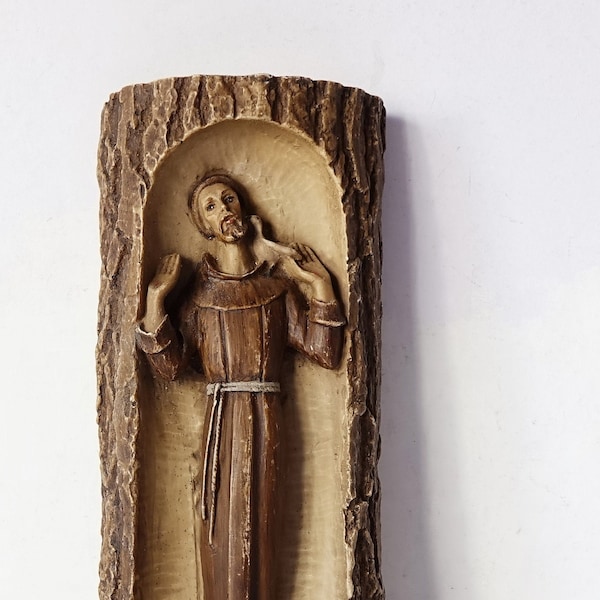 Flachrelief, Skulptur einer Vintage-Ikone des Heiligen Franziskus von Assisi, handgefertigt auf elfenbeinfarbenem Alabaster. 1980