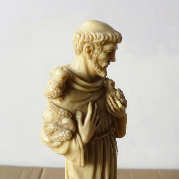 Vintage-Ikonenskulptur des Heiligen Franziskus von Assisi, handgefertigt auf elfenbeinfarbenem Alabaster