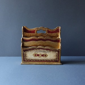 Porta cartas vintage de madera de Florencia con lirio rojo central, fondo rojo dorado y efecto antiguo Craquelle