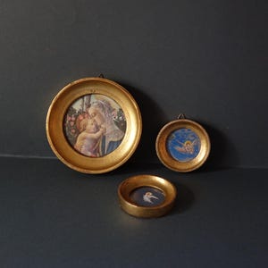 Set van 3 vintage ronde lijsten van Florentijns hout met bladgoud en antieke craquelé-afwerking, zeefdruk met religieuze afbeeldingen, jaren 70.