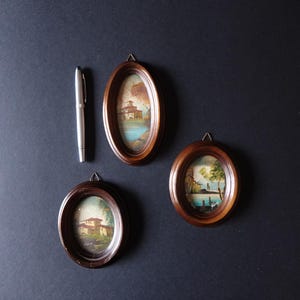 Set of 3 oval frames from the 1970s with convex glass – miniature oil on panel, walnut-effect plastic frame, Italian cottage style