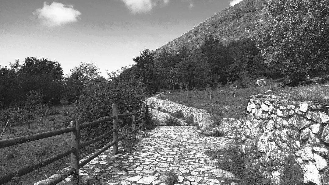 Fotografia in bianco e nero, il cammino per San Michele