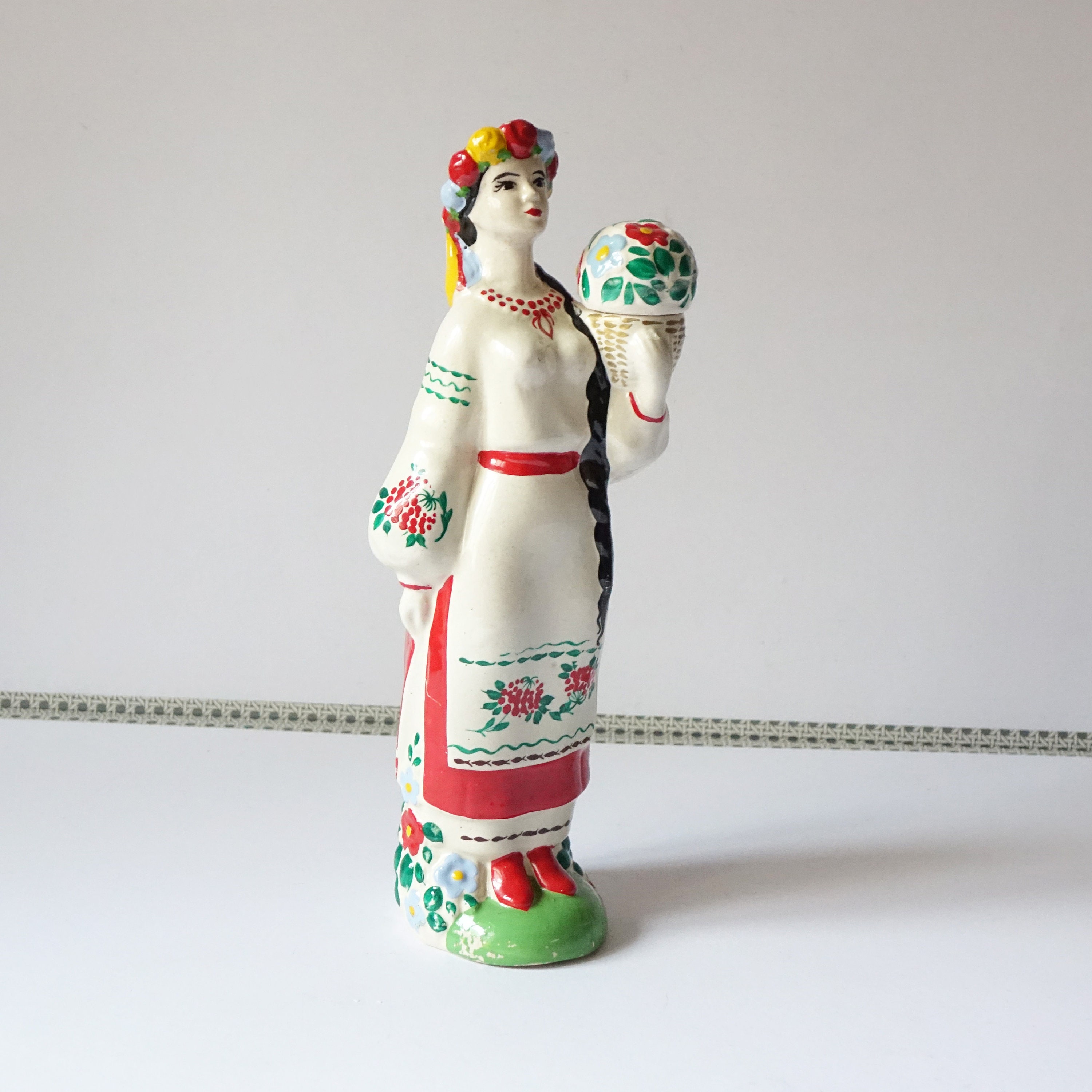 ロシアの歴史と民間伝承に登場する女性を描いた陶器のウォッカ ボトル