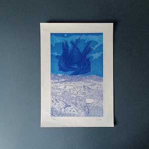 Pode incluir: Uma impressão azul e branca de dois pássaros voando sobre uma paisagem montanhosa. A impressão é assinada "Huddle" e numerada 107/200.