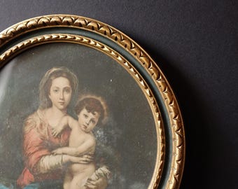 Vintage circular wooden frame from Florence with gold background and antique-effect craquelure and silkscreen print of Murillo's Madonna and Child