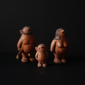 Caricature of prehistoric man and woman in terracotta.  3 pieces, ceramic, Karl Arthur Fredriksson KAF, Sölvesborg.