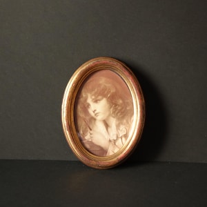 Gouden houten ovale lijst met antieke prentreproductie – J. B. Greuze | Ed. Pilon 1912 genummerd | Franse kunst 18e eeuw