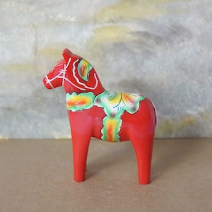 Swedish Wooden Horse Sculpture – Hand-Carved and Hand-Painted – Original Nils Olsson Workshop (Nusnäs, Sweden) – 1980s