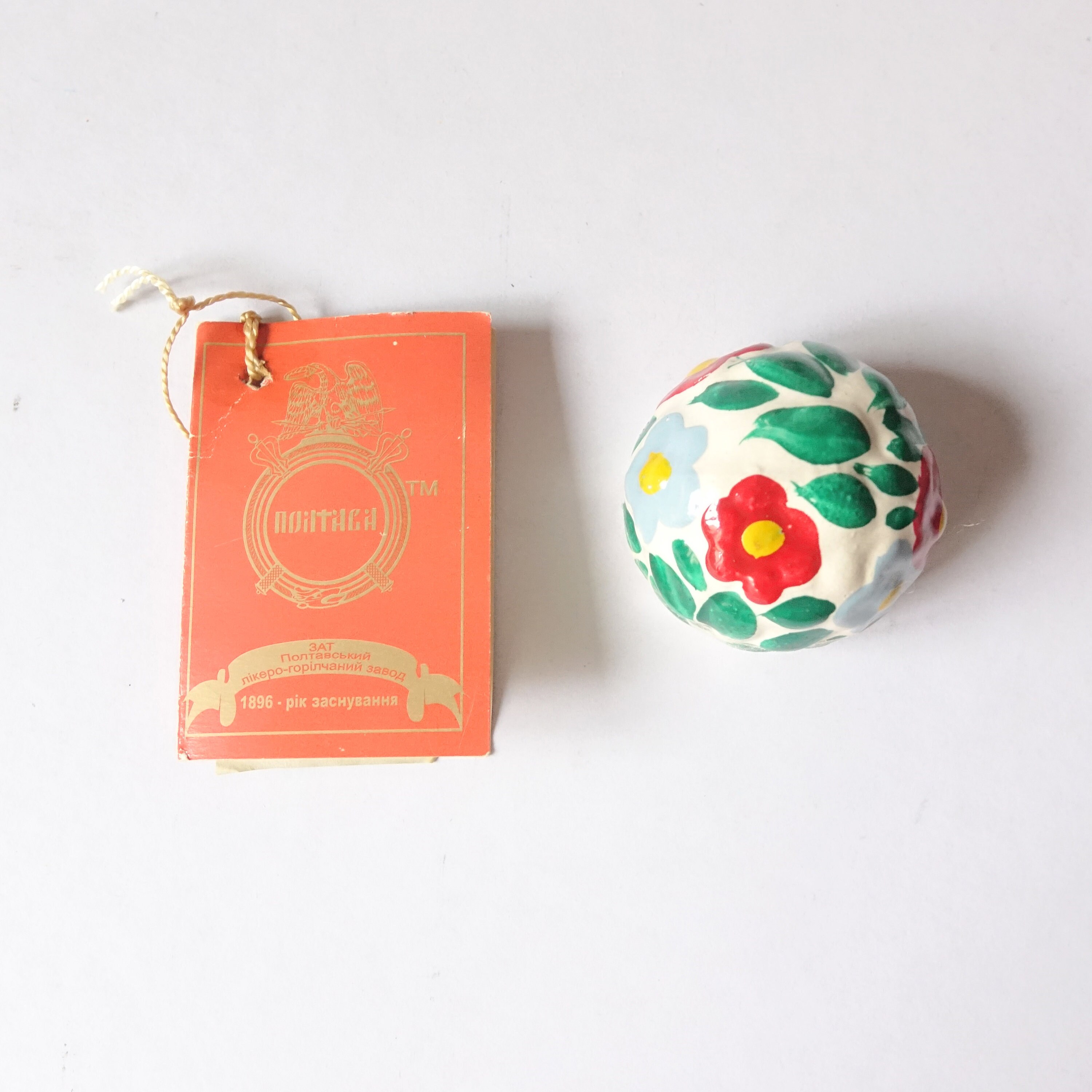 ロシアの歴史と民間伝承に登場する女性を描いた陶器のウォッカ ボトル