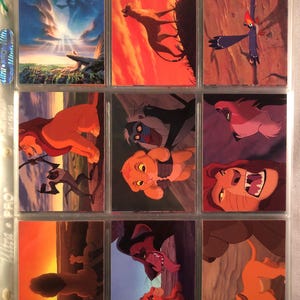 Juego completo de 90 tarjetas coleccionables de la película El Rey León de Disney de 1994, Skybox, más inserto desplegable y tarjeta promocional P1 en 9 páginas de bolsillo vintage.