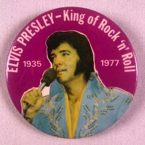Elvis Presley, roi du rock n roll 1935 1977 3" épinglette vintage hommage commémoratif des années 1970 épingle originale grande idée cadeau ML36