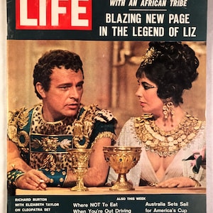 13 de abril de 1962 Revista Life Richard Burton Elizabeth Taylor Capa de Cleópatra Vintage Inclui 1962 Post Cereal Mantle Maris Baseball Cards