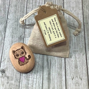 Abrazo portátil, abrazo de bolsillo, lindo abrazo de gato, amante de los gatos, gatito, regalo de recuerdo de gato, positividad, piedra de madera, recuerdo de madera maciza, envío directo