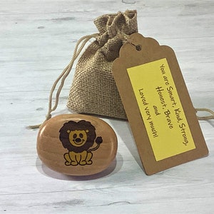 Je hebt deze zakknuffel, positiviteitscadeau, aanmoedigingscadeau, wees dapper, wees sterk, leeuwenaandenken, je bent geweldig, gegraveerd massief hout