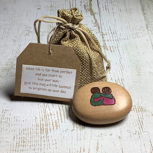 Abrazo portátil, abrazo de bolsillo, guijarro de madera, recuerdo de madera maciza, extrañándote, pensando en ti, enviar regalo directo, positividad
