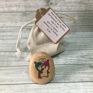 Abrazo portátil, abrazo de bolsillo de pingüino, regalo de San Valentín, piedra de madera, recuerdo de madera maciza, te extraño, te amo, correo directo, alguien especial