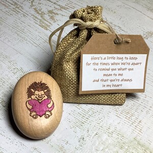 Abrazo portátil, abrazo de bolsillo, abrazo de seto, piedra de madera, recuerdo de madera maciza, te extraño, pienso en ti, envía directamente, regalo de positividad