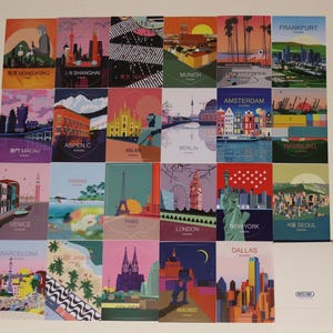 Könnte beinhalten: Ein Set mit 24 farbenfrohen illustrierten Postkarten, die verschiedene Städte auf der ganzen Welt zeigen. Jede Postkarte hat ein einzigartiges Design und enthält den Namen der Stadt und des Landes. Die Postkarten sind in einem Raster angeordnet.