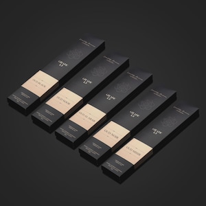 Può includere: Cinque scatole rettangolari nere con etichette dorate sono disposte diagonalmente. Ogni scatola ha il testo "GRADE L3" e un nome di profumo diverso: "OUD BLACK", "OUD NOOR", "OUD ALARAB", "OUD NOIR" e "OUD MISIR".