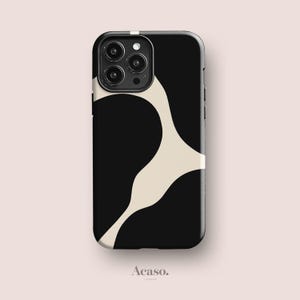 Op de afbeelding: Een zwarte smartphonehoes met een grote, vloeiende, crèmekleurige abstracte vorm die over het oppervlak buigt. De hoes heeft een uitsparing voor een camera met drie lenzen in de linkerbovenhoek. Het woord Acaso. staat in kleine letters onderaan.