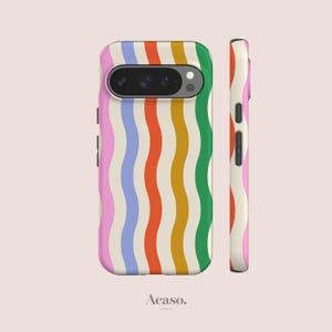 Könnte beinhalten: Eine Smartphone-Hülle mit einem vertikalen Wellenstreifenmuster in Pink, Hellblau, Orange, Senfgelb und Grün auf cremefarbenem Hintergrund. Die Hülle zeigt einen horizontalen Kameraausschnitt oben und Aussparungen für die Seitentasten.