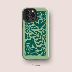 Könnte beinhalten: Eine hell salbeigrüne Smartphone-Hülle mit einem dunkelwaldgrünen Grafikdruck von zwei fliegenden Vögeln, umgeben von stilisiertem Blattwerk und wellenförmigen Linien. Die Hülle hat einen rechteckigen Ausschnitt für die Kamera.