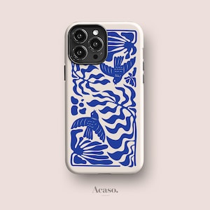 Könnte beinhalten: Eine cremefarbene Smartphone-Hülle mit einem kräftigen blauen Grafikdruck von zwei fliegenden Vögeln, umgeben von abstrakten, wellenförmigen Blattmustern. Die Hülle hat einen Ausschnitt für eine Dreifachkamera und den Text Acaso. unten.