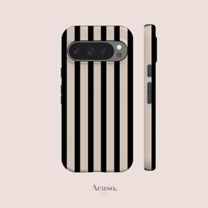 以下が含まれることがあります： 黒とベージュのストライプ模様のスマートフォンケース。ケースは前面と側面から表示され、カメラとボタンが確認できます。「Acaso」のブランド名が下部に印刷されています。