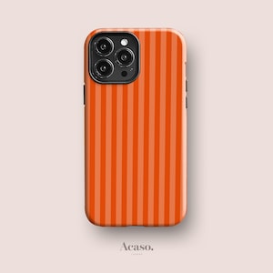 Op de afbeelding: Een smartphonehoesje met een verticaal streeppatroon in feloranje en lichtoranje. Het hoesje heeft een zwarte cameramodule met drie ronde lenzen en een flitser. Het woord Acaso. staat in kleine zwarte letters onder het hoesje afgebeeld.