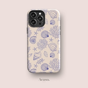 Könnte beinhalten: Eine beige Smartphone-Hülle mit einem sich wiederholenden Muster aus dunkelblauen Strichzeichnungen verschiedener Muscheln, Seesterne und Korallenzweige. Das Kameramodul ist schwarz mit drei Linsen und das Wort Acaso. ist aufgedruckt.