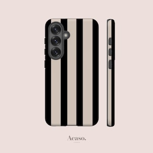 Peut inclure: Coque de téléphone à rayures verticales noires et beiges. Elle présente un module caméra et des boutons latéraux. La marque "Acaso" est imprimée en bas. Design pour téléphone portable.