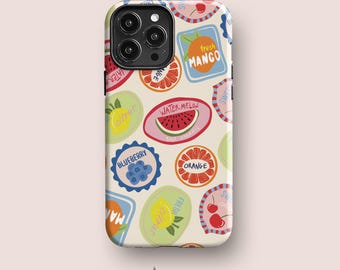 Peut inclure: Une coque de smartphone sur fond crème avec un motif répétitif d'autocollants de fruits colorés. Les autocollants incluent des illustrations de pastèque, tranches d'orange, myrtilles, mangues, citrons et cerises avec des étiquettes comme Watermelon, Orange, Blueberry et Fresh Mango.