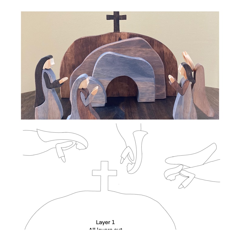 Puede incluir: Una escena de la natividad de madera con una cruz, una tumba y tres figuras. Las figuras est&aacute;n pintadas en tonos marrones y azules. La tumba est&aacute; abierta y las figuras est&aacute;n de pie alrededor. La escena est&aacute; colocada sobre una mesa de madera.