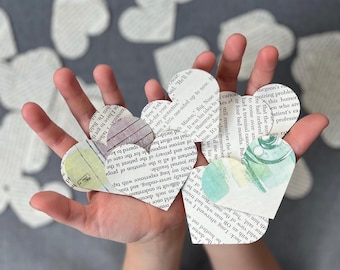 Confeti de corazones literarios - Confeti de corazones de papel grandes de páginas de libros antiguos - Para esparcir en la mesa