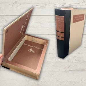 Puede incluir: Un juego de tres tazas de cerámica con un acabado moteado y mate. Las tazas son de color crema, gris claro y gris oscuro. Cada taza tiene un diseño simple y minimalista y un asa redondeada.