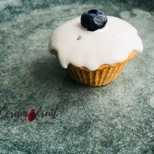 陶器のケーキ。陶器の席札ホルダー。パーティーの座席表。手作りの粘土ホルダー。