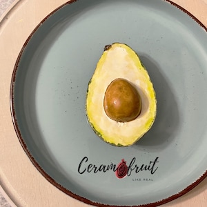 Połówka awokado. Ceramika. Przedmiot dekoracyjny. Naturalnej wielkości. Szkliwo. Dekoracja stołu świątecznego. Dekoracja wnętrz.