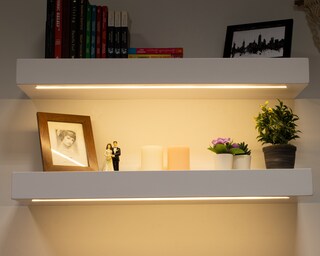 Mensole Galleggianti Bianche A 5 Ripiani Con Luci LED Integrate – Scaffale Verticale A Parete Con Alimentazione USB
