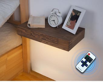 Mesita de noche flotante moderna de madera de abeto con iluminación LED