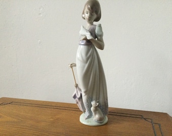 Lladro ‘Summer Stroll’.7611 porcelain Figurine.