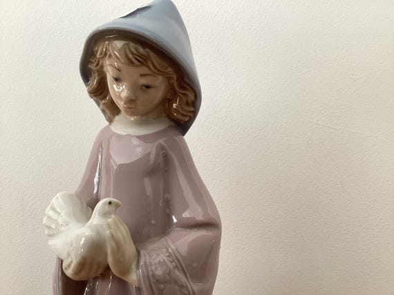 リヤドロ ナオ 鳩とフード付きのガウンを着た少女 - Etsy 日本