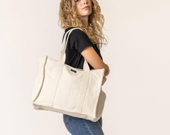 Sustainable canvas handbag with zipper closure